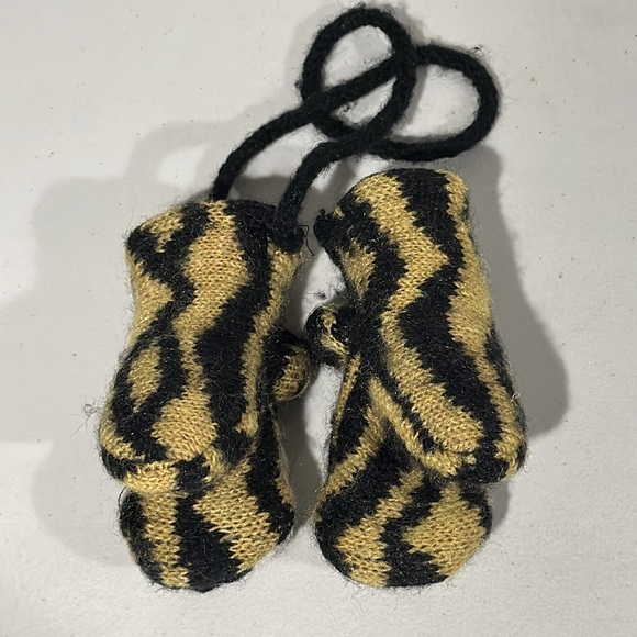 San Diego Hat Company Baby Fleece Lined Wool Tiger Mittens - Picture 4 of 7